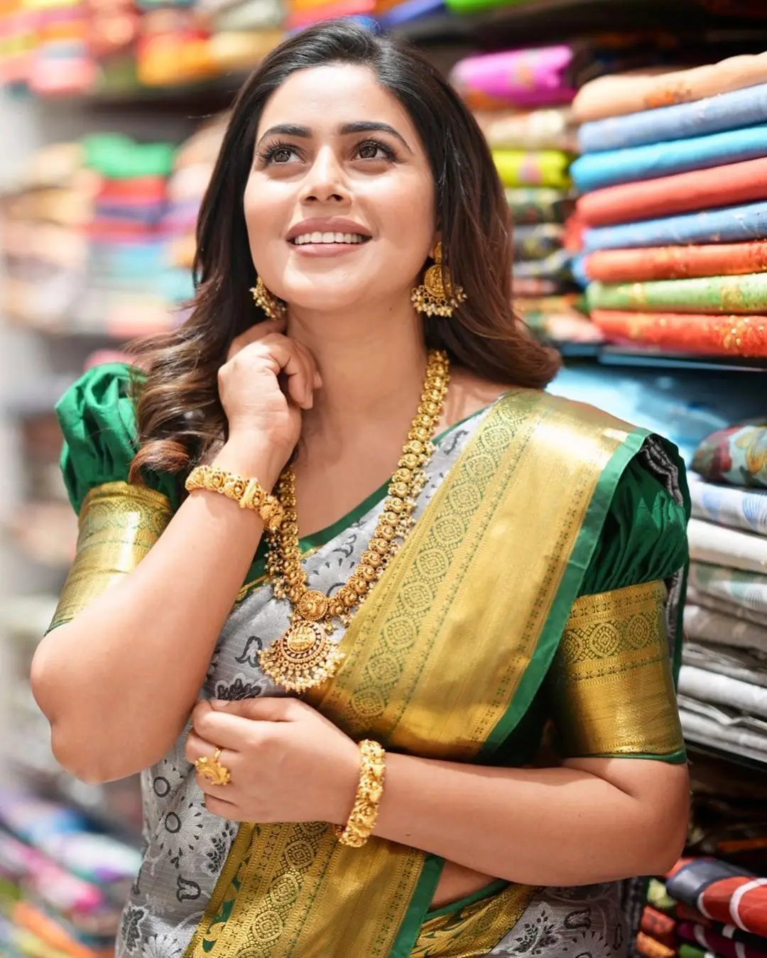 Shamna Kasim Wearing Beautiful Jewellery Green Pattu Saree